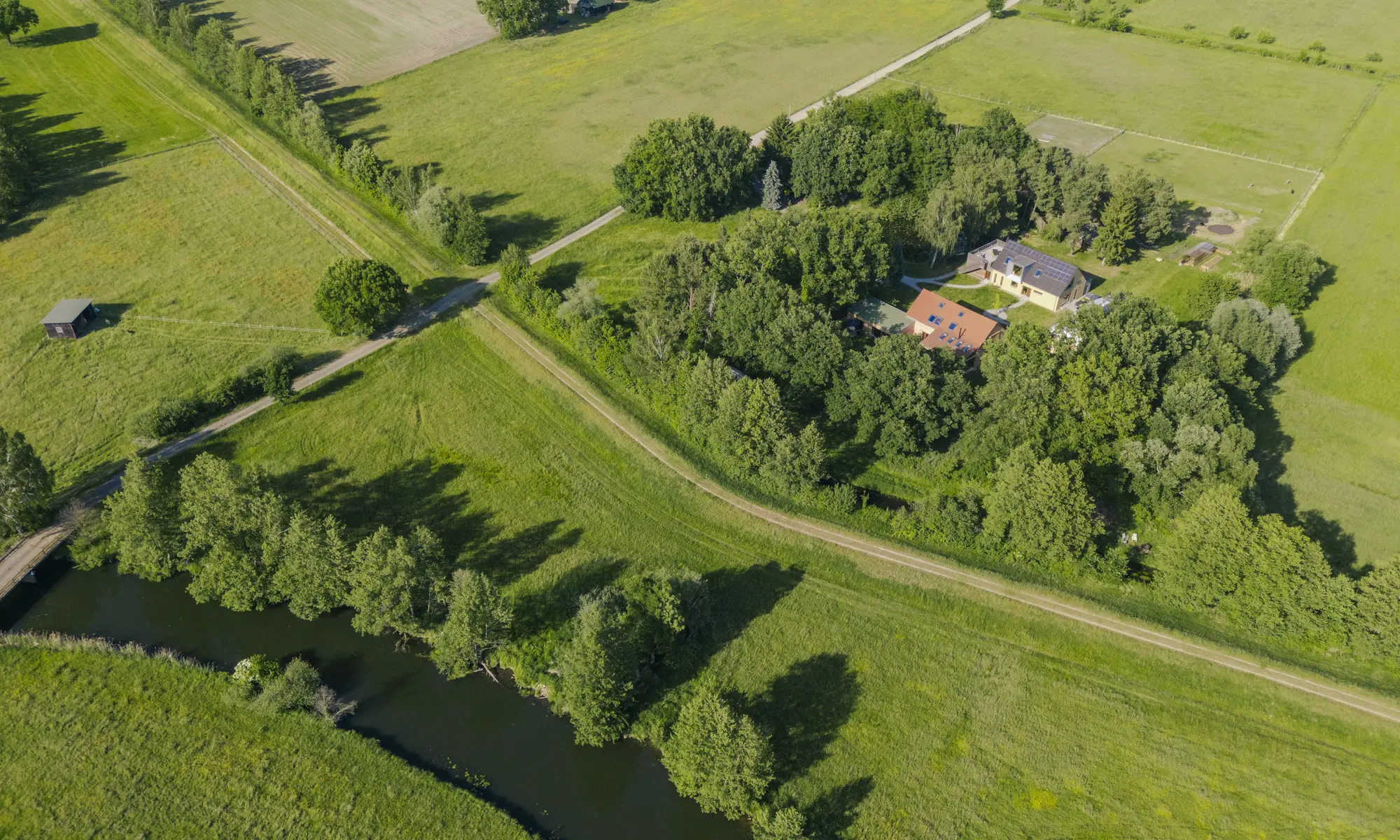 Der Pausenhof Spreewald aus der Luft zwischen Wiesen, Bäumen und Wasser