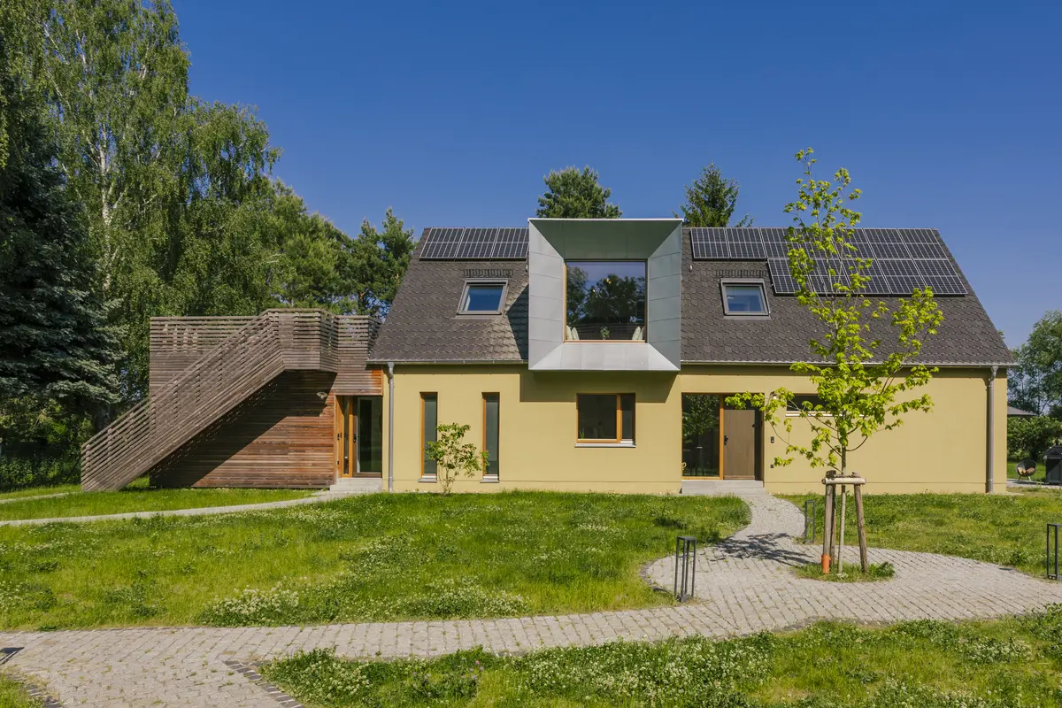 Wohnhaus und Innenhof des Pausenhofs im Grünen