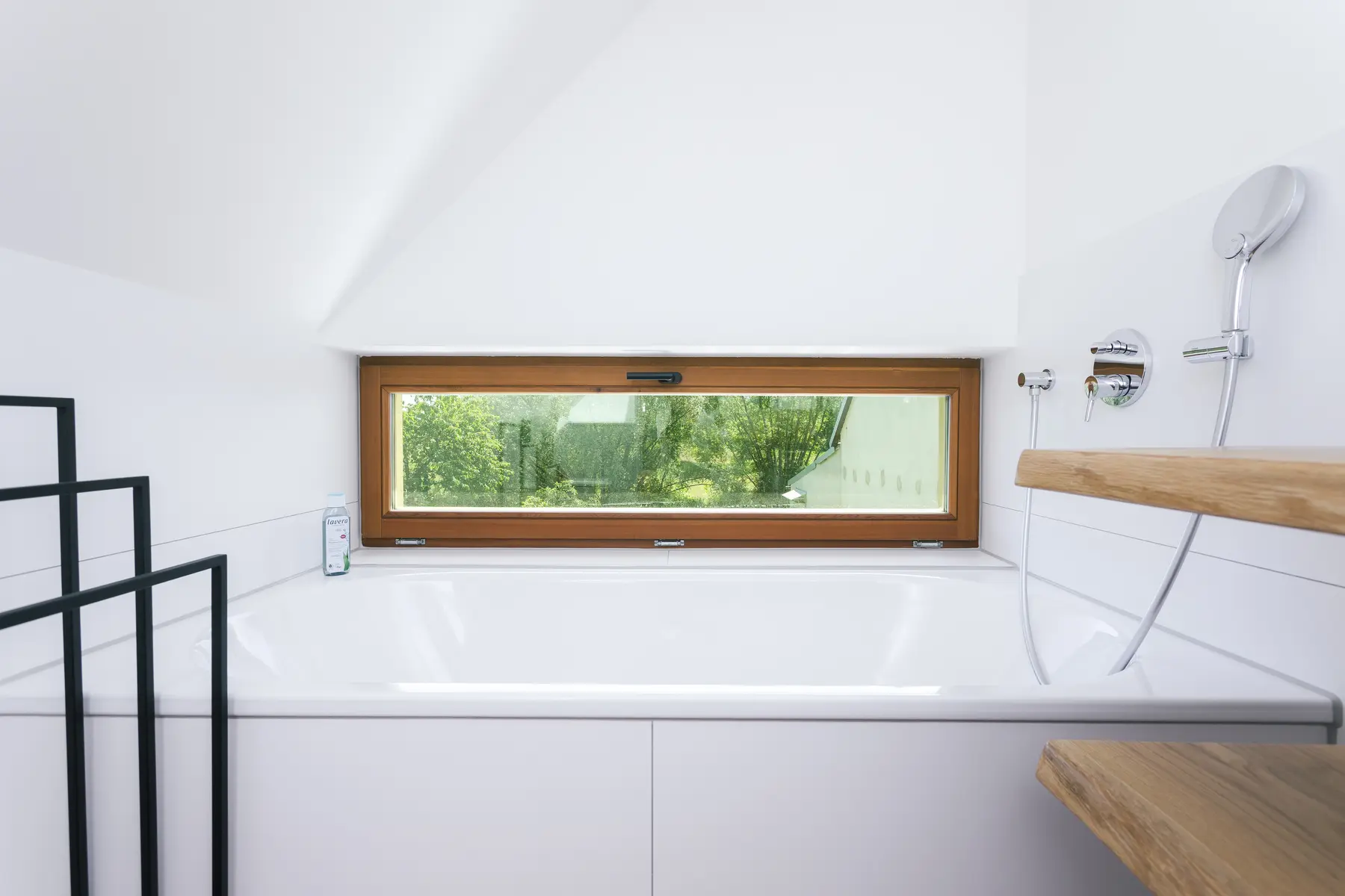 Badewanne der Wohnung Spreeblick unter dem Dachfenster