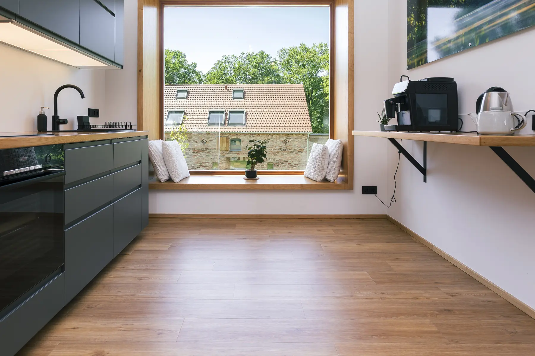 Moderne Küche der Wohnung Spreeblick mit großem Fenster