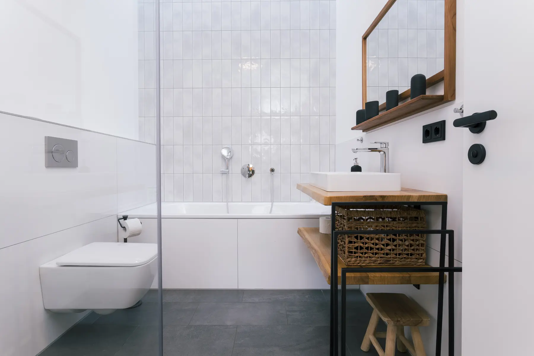 Helles Badezimmer der Wohnung Südseite mit Badewanne unter dem Oberlicht