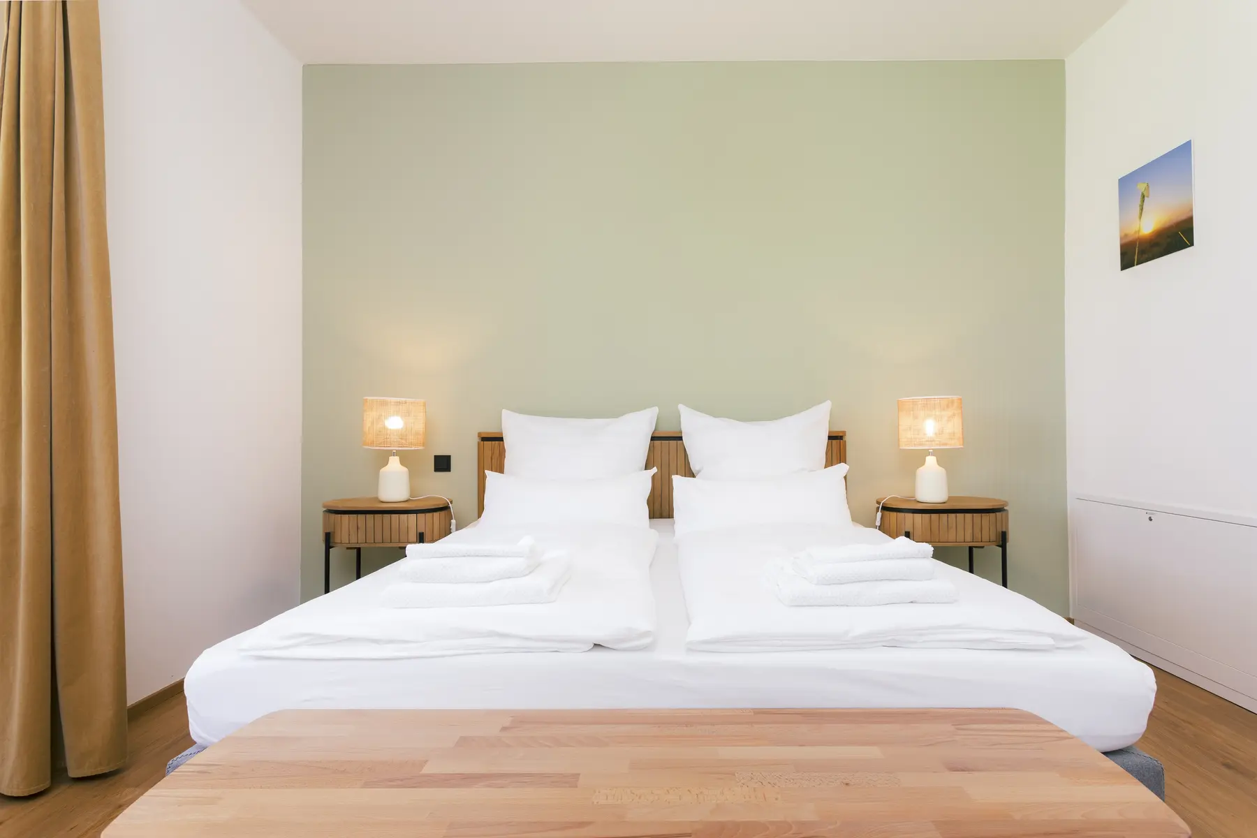 Ruhiges Schlafzimmer der Wohnung Südseite mit Doppelbett
