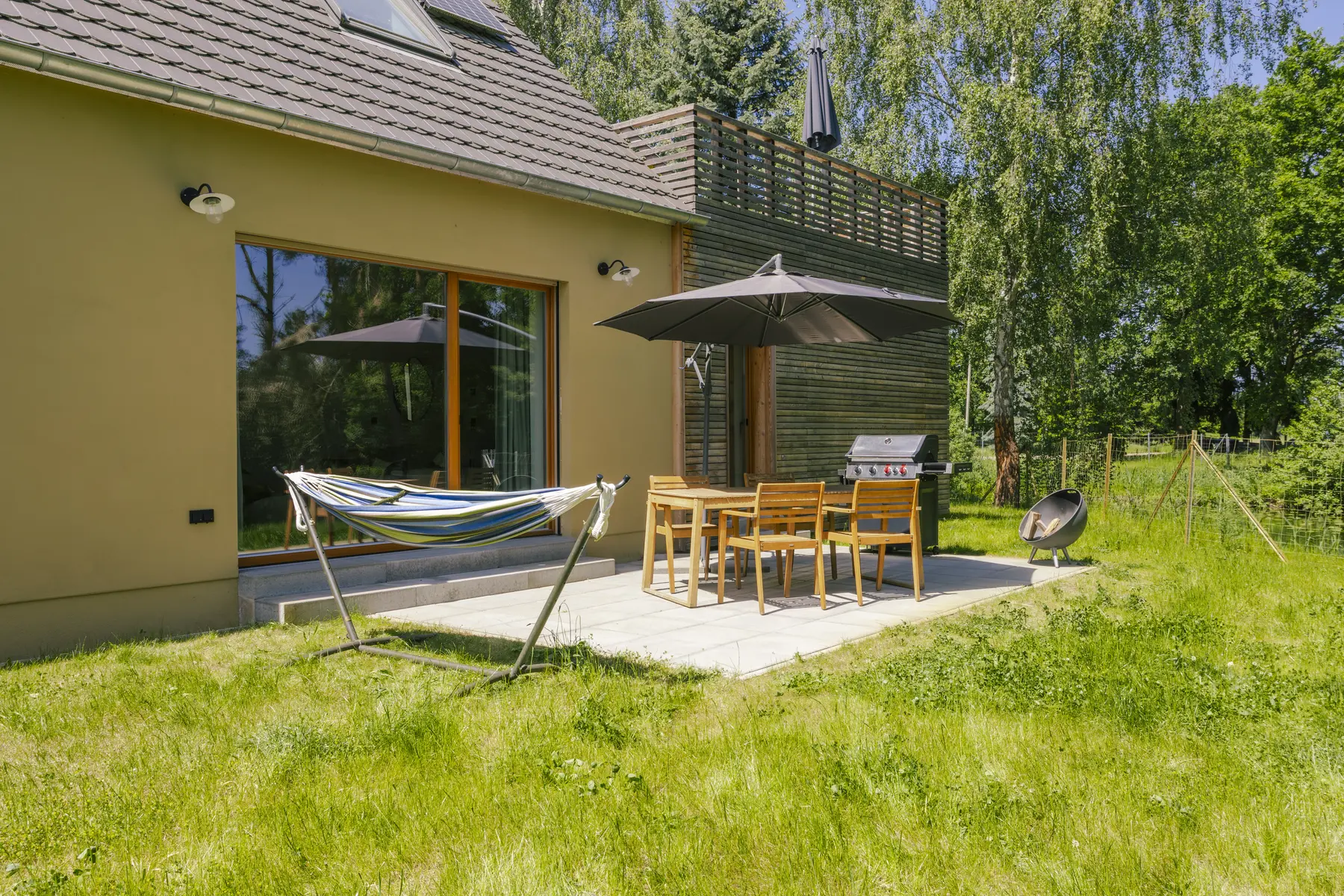 Eigene Terrasse der Wohnung Teichblick mit Tisch und Stühlen im Grünen