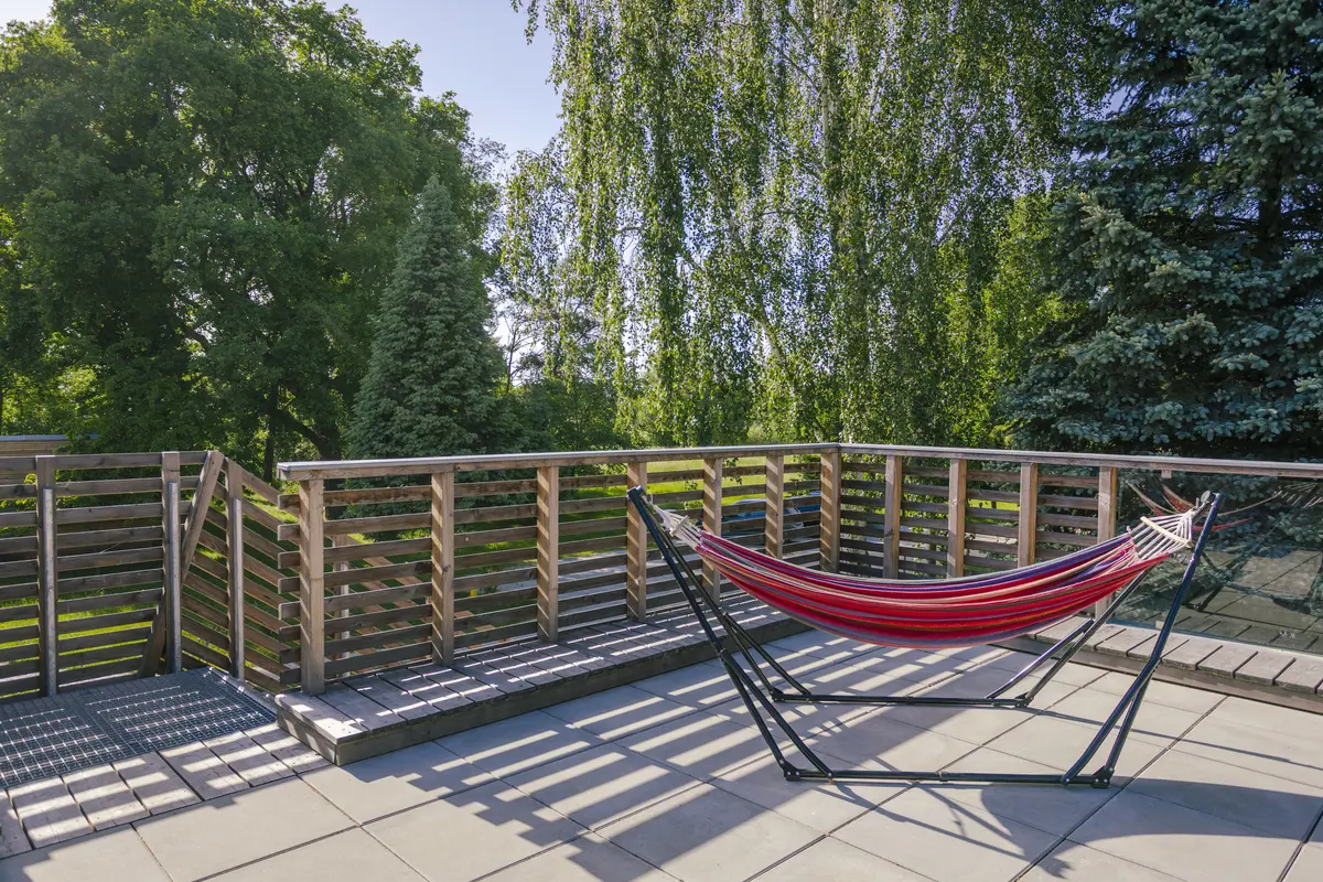 Große Dachterrasse der Ferienwohnung Spreeblick mit Hängematte und Blick ins Grüne