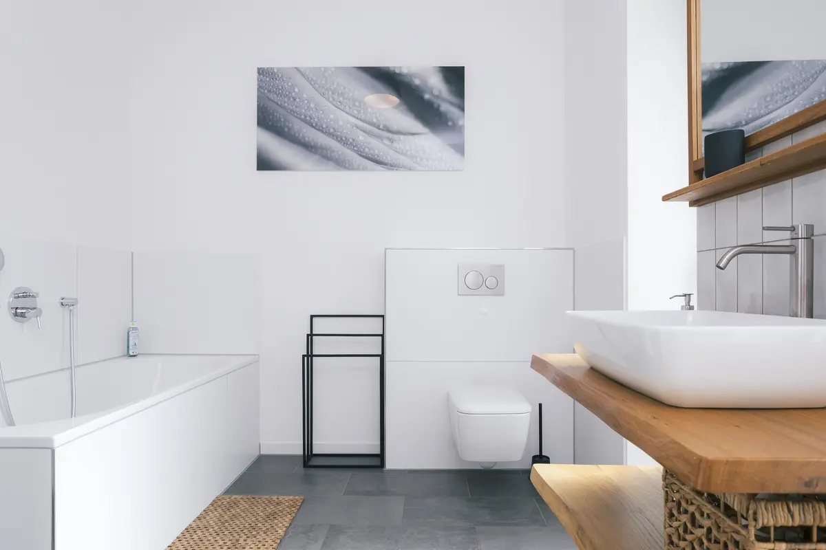 Modernes Badezimmer der Wohnung Teichblick mit Badewanne